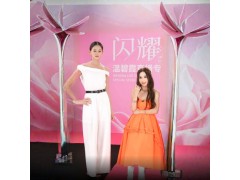 温碧霞代言IRENENA服装品牌一字肩白色连体裤抹胸直筒裤